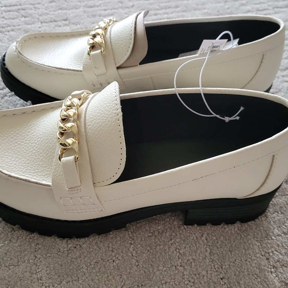 NWT Cream Loafers with Gold Chain Accent Sz 8